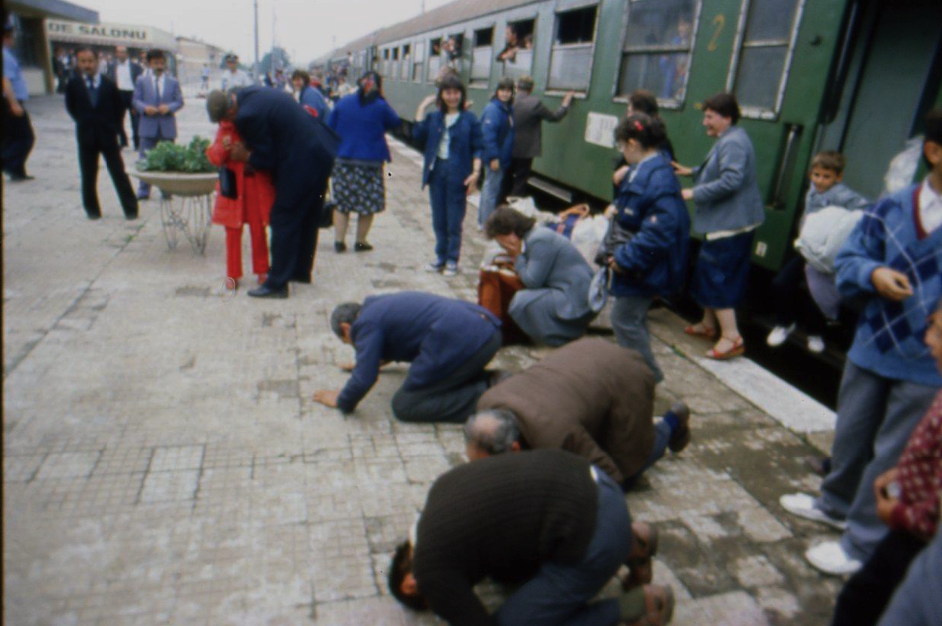 Resim 1. 1989’da Etnik Temizlikte Bulgaristan’dan Kovulan Türkler Türkiye Toprağına Kapanıp Öpüyorlar [16]