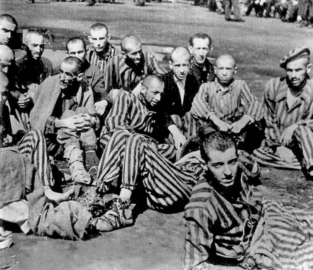 Robert Desnos'un (Ortada) Son Fotoğrafı, Terezin Kampı, Çekoslovakya, 1945