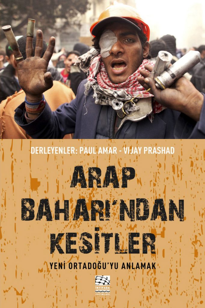 Mısırlı eylemci, 1 Şubat 2012′de Port Said stadında Tahrir ayaklanmasının öncülerinden el-Ehli taraftar grubu Ultralar’dan 74 kişinin öldürüldüğü katliamı protesto ediyordu. (6 Şubat 2012, Kahire) © Mohammed Salem/Reuters
